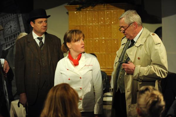 Bild 1 von 13: Beim Krimi-Dinner hat Vroni eine Nachricht für Kommissar Joseph, mit der er nicht gerechnet hat. Von links: Hubert Kirchleitner (Bernhard Ulrich), Veronika (Senta Auth) und Joseph Brunner (Wilhelm Manske).