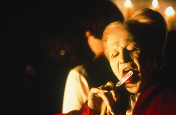 Bild 1 von 4: Jonathan Harker ahnt noch nicht, in welch großer Gefahr er sich im Schloss des Grafen Dracula (Gary Oldman) befindet.