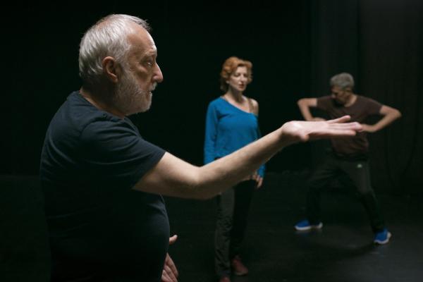 Bild 1 von 3: Unter den Augen der Regisseurin entwickelte Tanzschritte: François Berléand als Germain, La Ribot und Juan Loriente als Tänzer.