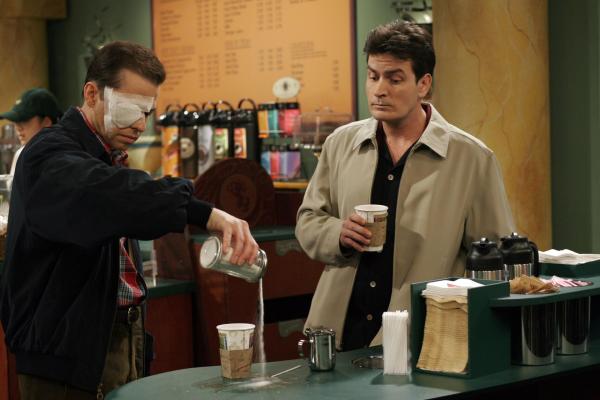 Bild 1 von 24: Charlie (Charlie Sheen, r.) beobachtet den einäugigen Alan (Jon Cryer, l.), der so seine Probleme im Coffeshop hat ...