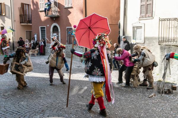 Bild 1 von 4: Die ?Belli? und die ?Brutti?, die ?Schönen? und die ?Hässlichen? ? das sind die gegensätzlichen Figuren eines uralten italienischen Faschings ? des Karnevals von Schignano.