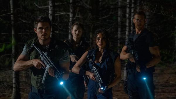 Bild 1 von 7: (v.l.n.r.) Chris Redfield (Robbie Amell); Richard Aiken (Chad Rook); Jill Valentine (Hannah John-Kamen); Albert Wesker (Tom Hopper)