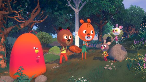 Bild 1 von 1: Die Freunde beraten, wie sie dem kleinen Vogel helfen können.