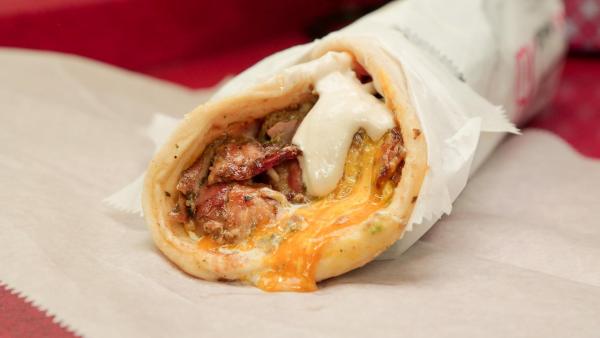 Bild 1 von 20: Im Bild: Türkisches Schawarma wird in Lafah-Teig oder Fladenbrot eingewickelt, gibt es im Restaurant \