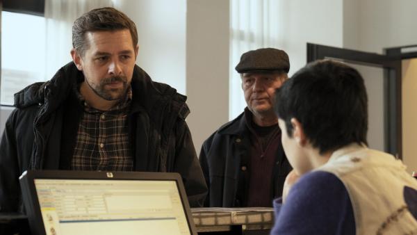 Bild 1 von 7: (v.l.n.r.) Jan Rothe (Klaas Heufer-Umlauf); Udo Rothe (Uwe Preuss); Rezeptionistin (Lea Drinda)