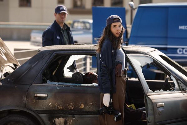 Bild 1 von 18: Special Agent Leroy Jethro Gibbs (Austin Stowell, l.); Special Agent Lala Dominguez (Mariel Molino, r.)