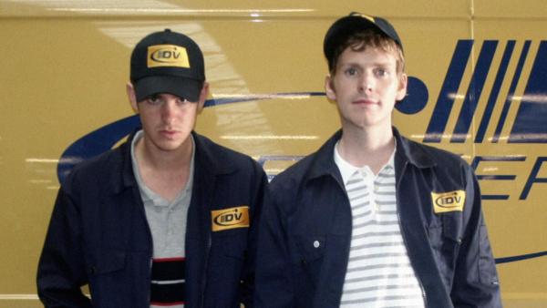 Bild 1 von 4: Jack Burridge (Andrew Garfield, l.); Chris (Shaun Evans, r.)