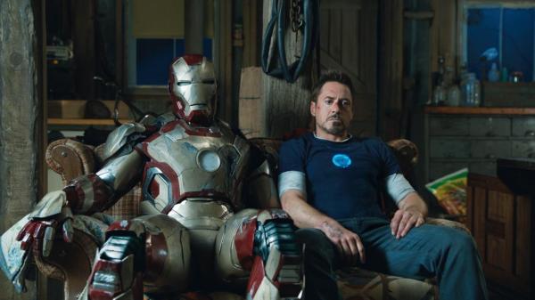 Bild 1 von 19: Tony Stark (Robert Downey jr.), früher smarter und lässiger Businessman, hat immer mehr mit Angst- und Panikattacken zu kämpfen. Sicher fühlt er sich nur noch in seinem Iron-Man-Anzug. Doch auch seine Rüstung kann ihn nicht vor den Terroranschlägen des mysteriösen Mandarin bewahren ...