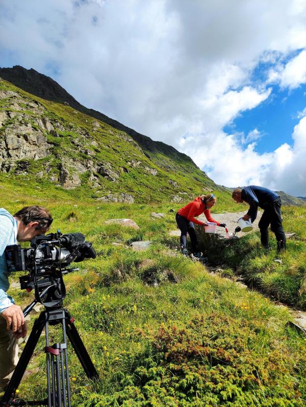 Bild 1 von 1: Im Bild: Marlies Raich und Hüttenwirt Thomas Fankhauser beim gemeinsamen Wegmarkierungen malen.