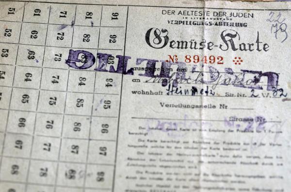 Bild 1 von 3: Lebensmittelkarte: Das Essen in den Ghettos ist knapp ? Schmuggel ist oft der einzige Weg, um am Leben zu bleiben ...