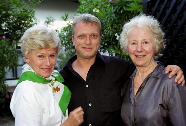 Bild 1 von 10: Im Bild: Waltraut Haas, Reinhard Nowak, Bibiana Zeller.