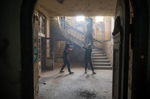 Bild 1 von 7: Die Kommissarinnen Tamara Meurer (Anja Pahl, r.) und Pauline Hobrecht (Agnes Decker, l.) suchen mit vollem Körpereinsatz nach dem möglichen Mörder eines Streamers. In der Ruine einer alten Psychiatrie kommen sie dem Täter gefährlich nahe.