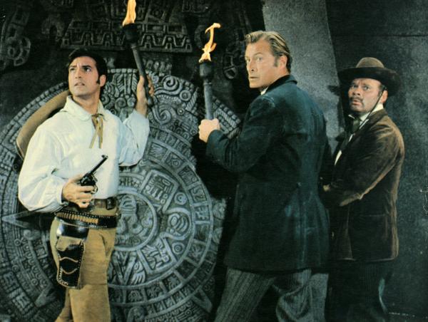 Bild 1 von 1: Bis zuletzt werden Dr. Karl Sternau (Lex Barker, Mitte) und seine Helfer Leutnant Potoca (Gustavo Rojo, links) und Andreas Hasenpfeffer (Ralf Wolter) auf der Suche nach dem Schatz der Azteken von ihren Gegnern verfolgt.
