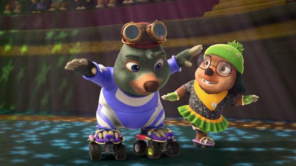 Bild 1 von 3: Nur in seinem gepolsterten Sicherheitsanzug fühlt sich Moley auf Rollschuhen sicher.© ZDF/Two Daughters Entertainment Ltd 2022/ZDF Enterprises - Honorarfreie Verwendung gemäß AGB im engen inhaltlichen redaktionellen Zusammenhang mit genannter Sendung bei Nennung \