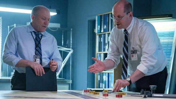 Bild 1 von 1: Die Crew einer DC-9-Maschine verliert im Nebel die Orientierung und landet auf einer Startbahn, auf der ihr ein anderes Flugzeug entgegenkommt. Beim Zusammenprall sterben acht Menschen. Die Ermittler rekonstruieren den Unfall.