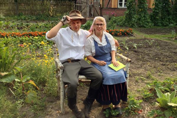Bild 1 von 1: Die Reporter André Gatzke und Esther Brandt sind unterwegs in Hamburg. Im Museumsdorf Volksdorf schlüpfen sie in Bauern-Bekleidung wie sie vor rund 100 Jahren ausgesehen hat.