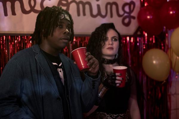 Bild 1 von 3: Spud (Kezii Curtis) und Jordy (Chiara Aurelia) verfolgen einen Plan, um den Homecoming-Ball auf ein neues Level zu heben.