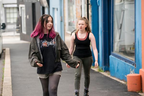 Bild 1 von 5: Kaz (Maiya Silveston, l.) Bea (Aoife Hughes) sind zusammen ins Dorf gegangen. Kaz hat Angst, dass Bea sie alle verpfeifen könnte und begleitet sie zu ihr nach Hause.