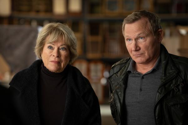 Bild 1 von 13: Kriminalhauptkommissarin Anna Springer (Rita Russek) und ihr Kollege Overbeck (Roland Jankowsky) ermitteln in einem Mordfall.