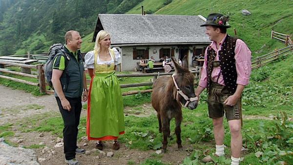 Bild 1 von 6: Im Bild: Harry Prünster mit Brigitte Ebner auf der Sulzkaralm, Region Filzmoos.