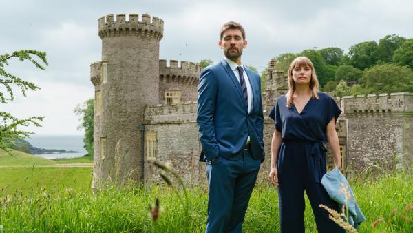 Bild 1 von 15: Johanna Rashford (Anna Hausburg) beeindruckt Bill Reynolds (Kerim Weller) nicht nur mit ihrem Fachwissen.