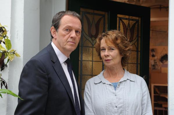 Bild 1 von 10: Im Bild: Kevin Whately (DI Robert Lewis), Celia Imrie (Michelle Marber).