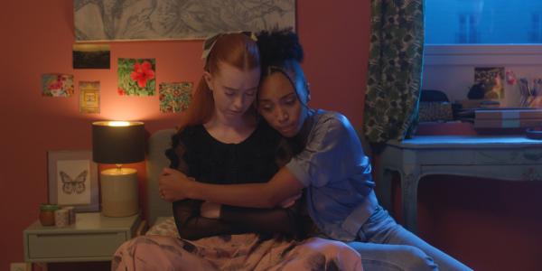 Bild 1 von 3: Mia (Abigail O'Regan, l.) hatte gehofft, im Wizen-Archiv Hinweise auf ihre Wizen-Mutter zu finden. Doch sie wurde enttäuscht. Cece (Hailey Romain, r.) versucht Mia zu trösten.© ZDF/Cottonwood Media/ZDF Studios/Opéra National de Paris - Honorarfreie Verwendung gemäß AGB im redaktionellen Zusammenhang mit genannter Sendung bei Nennung \