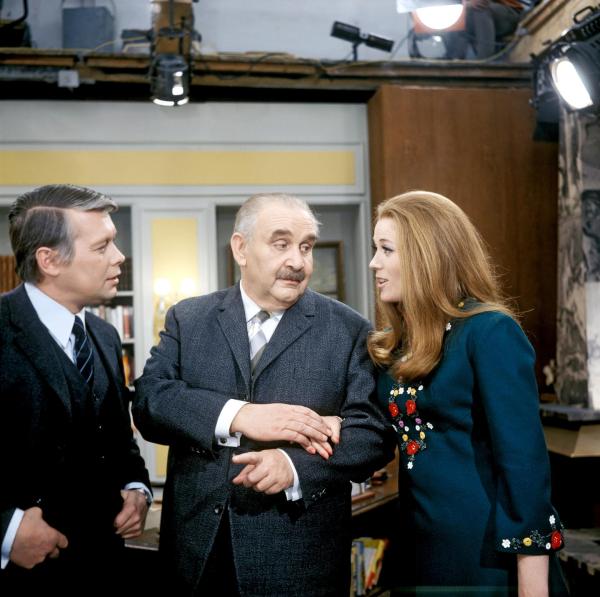 Bild 1 von 3: Im Bild: Peter Weck (Fredy Haslinger), Fritz Eckhardt (Edi Haslinger), Sylvia Lukan (Reni Walden).