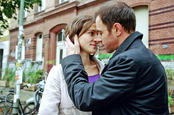 Bild 1 von 24: So sehr sich Britta (Henriette Heinze, l.) auch wehrt, sie hat sich in Alexander (Felix Eitner, r.) verliebt.