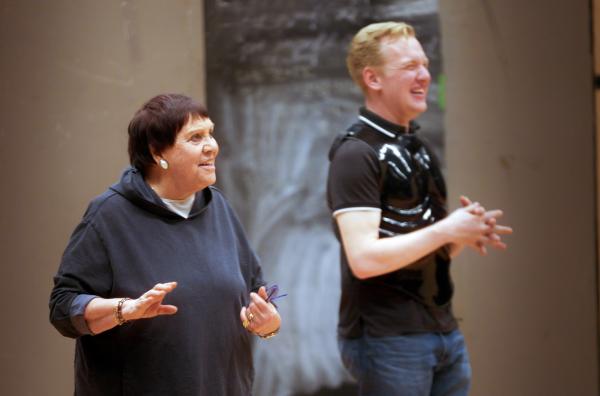 Bild 1 von 3: Brigitte Fassbaender bei einer Probe für Wagners ?Parsifal? an der Oper Frankfurt