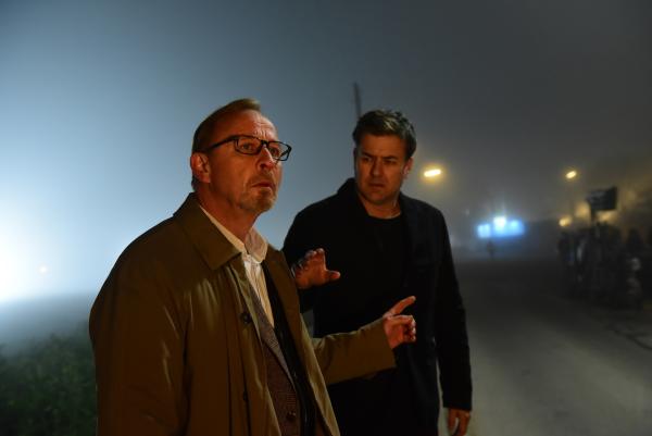 Bild 1 von 14: Ludwig Schaller (Alexander Held, l.) und Harald Neuhauser (Marcus Mittermeier, r.) rekonstruieren den Tathergang, bei dem Ludwig nicht unterbrochen werden möchte.