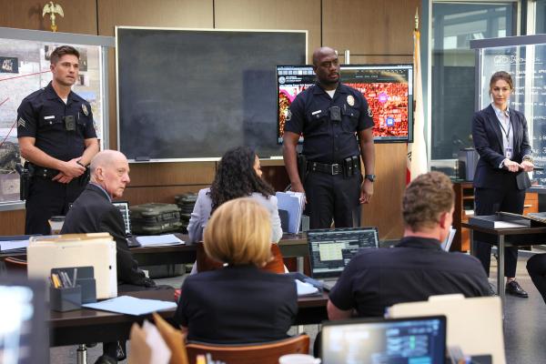 Bild 1 von 3: Bradford (Eric Winter, l.) und Sergeant Grey (Richard T. Jones, M.) bringen alle auf den neuesten Stand. Doch der Gesuchte ist extrem gefährlich. Neben Agent Fox (Kat Foster, r.) vom FBI, haben sich nun auch andere Bundesbehörden eingeschaltet, um den Täter endlich zu fassen.