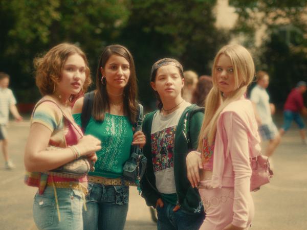 Bild 1 von 7: Polly (Mathilda Smidt, l.), Pinar (Bahar Balci, 2.v.l), Mascha (Arina Prass, 2.v.r.) und Nati (Lea Pietsch, r.) geben alles, um an der Schule als die coolen Girls durchzugehen.