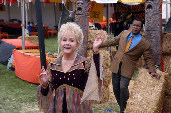 Bild 1 von 10: Einflussreiche Kräfte auf der magischen Seite wollen ein Portal zwischen der Welt der Menschen und Halloweentown schließen, weil sie den Menschen böse Absichten unterstellen. Insbesondere die \