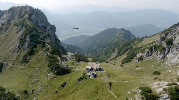 Bild 1 von 7: Im Bild: Hubschrauberlieferung zum Admonter Haus in den Ennstaler Alpen.