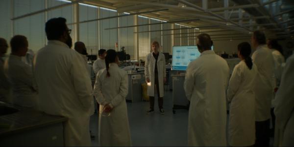 Bild 1 von 3: Jack (Domhnall Gleeson) präsentiert seinem Team (Komparsen) das neue Forschungsprojekt - doch nicht jeder kann es gutheißen.