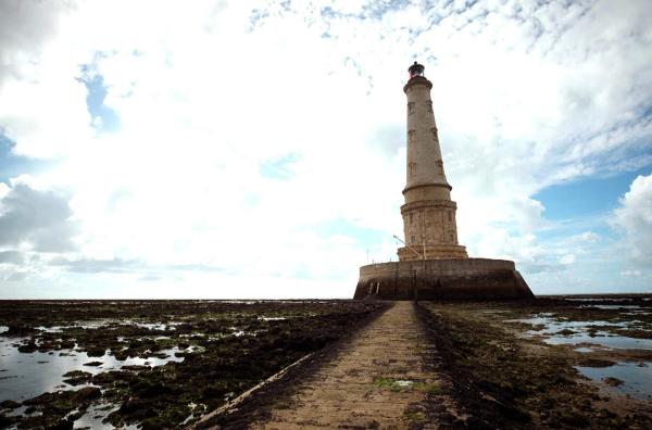 Bild 1 von 2: Der Leuchtturm von Cordouan trotzt seit mehr als 400 Jahren den Wellen und beherbergt ein technologisches Wunder.