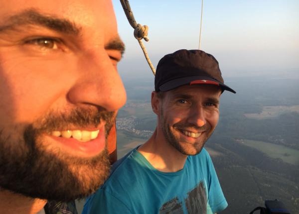 Bild 1 von 1: Moderator Steffen König (links) fährt Heißluftballon.