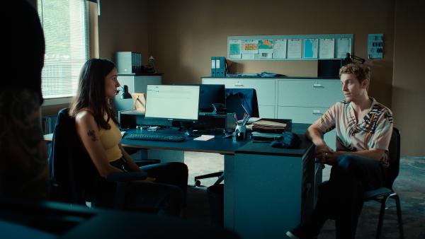 Bild 1 von 8: Mavi Neumann (Aybi Era, l.) nimmt Kiyan Schultz (László Branko Breiding, r.) in die Mangel. Hat er vielleicht doch etwas mit der Erpressung zu tun?