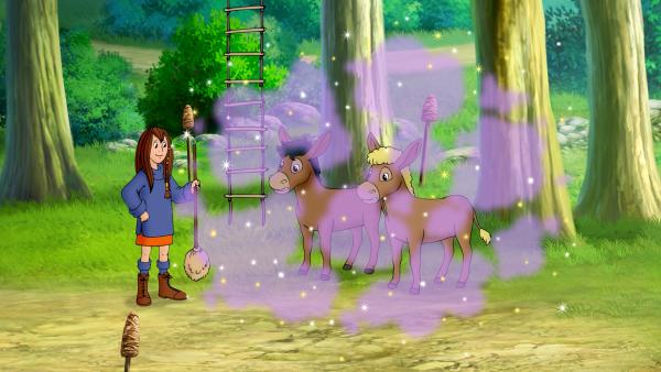 Bild 1 von 9: Xenia ist so verärgert, dass sie Malik und Aaron in Esel verhext.