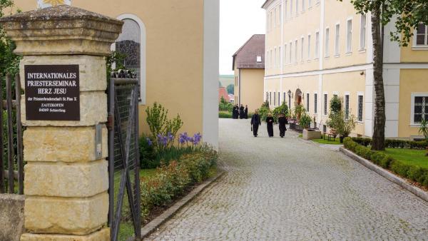 Bild 1 von 13: Im Bild: Priesteseminar der Priesterbruderschaft St.Pius X in Zaitzkofen.