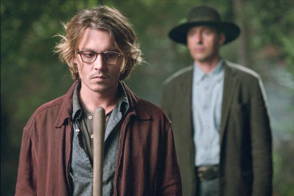 Bild 1 von 3: Mort Rainey (Johnny Depp, l.) wird von einem mysteriösen Mann (John Turturro, r.) beschuldigt, eine seiner Geschichten geklaut zu haben.