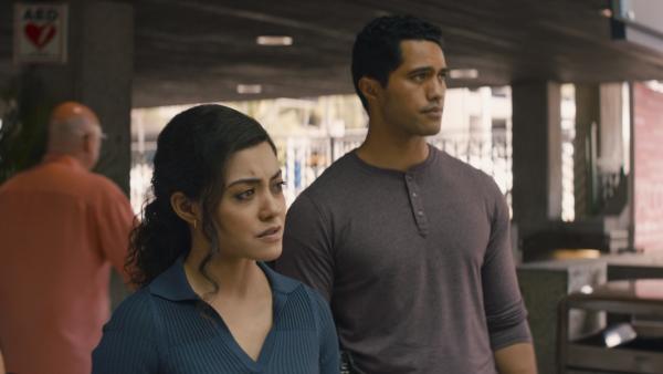 Bild 1 von 15: Lucy Tara (Yasmine Al-Bustami, l.); Kai Holman (Alex Tarrant, r.)