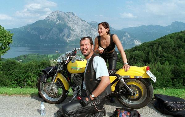 Bild 1 von 3: Im Bild: Monica Weinzettl (Verena), Silvan P. Leirich (Bernd).