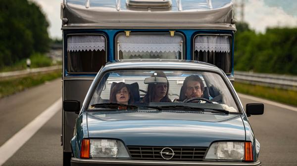 Bild 1 von 9: Anna Thalbach, Elisabeth Denz und Enrique Fiß (von links) als Familie Schröder auf dem Weg in den Campingurlaub.