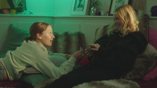 Bild 1 von 3: Sanne (Tilde Ender Søvik, r.) hat sich bei ihrer Freundin Tara (Maya Ystenes) entschuldigt. Die beiden verstehen sich jetzt wieder gut.