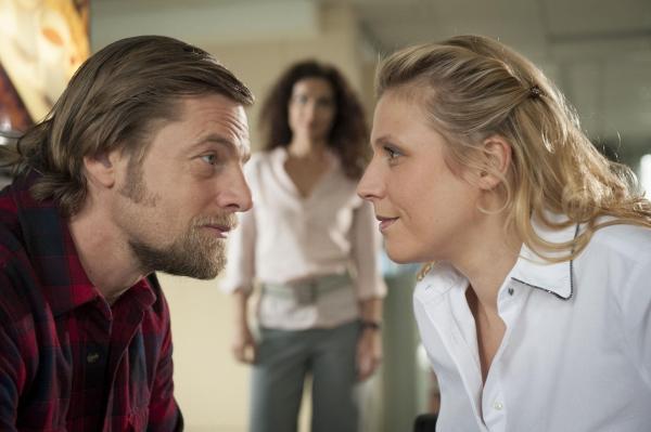 Bild 1 von 36: Tanja (Proschat Madani, M.) kann ihre verliebte Anwesenheit nur schwer ertragen: Mick (Henning Baum, l.) und Steffi (Franziska Weisz, r.) ...