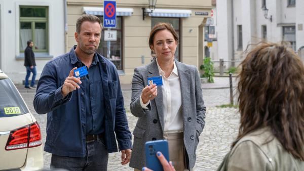 Bild 1 von 5: Auch Nancy Haase (Carolin Maiwald, r.) rückt in den Focus der Ermittlungen von Lars Pöhlmann (Dominic Boeer, l.) und Karoline Joost (Nike Fuhrmann, M.). Die Taxifahrerin ist die Schwester der Toten und schon mehrfach mit dem Gesetz in Konflikt geraten. War Nancy neidisch auf ihre erfolgreiche Schwester?