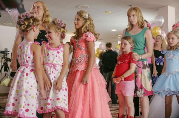 Bild 1 von 13: ?Du hast keine Chance, aber nutze sie!? Die kleine Olive (Abigail Breslin, 5.v.l.) steht mit ihrer Mutter Sheryl (Toni Collette, 6.v.l.) beim Schönheitswettbewerb an.