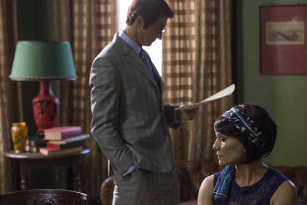 Bild 1 von 8: Dr. Patrick McNaughton (Jonathan LaPaglia, l.); Eva McNaughton (Maya Stange, r.)